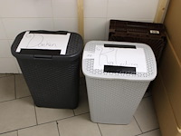 Twee wasmanden. - afbeelding 1 van  2