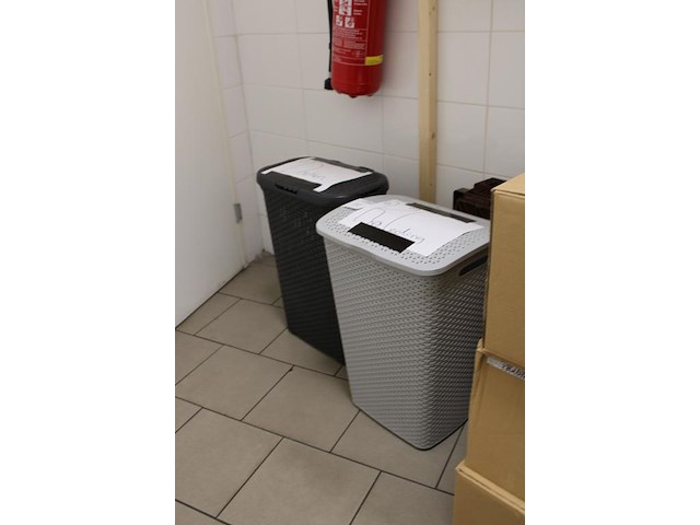 Twee wasmanden. - afbeelding 2 van  2
