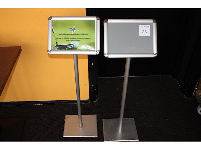 Twee wegwijsborden met afmeting 33 x 24 x 100 cm. - afbeelding 1 van  3