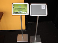 Twee wegwijsborden met afmeting 33 x 24 x 100 cm.