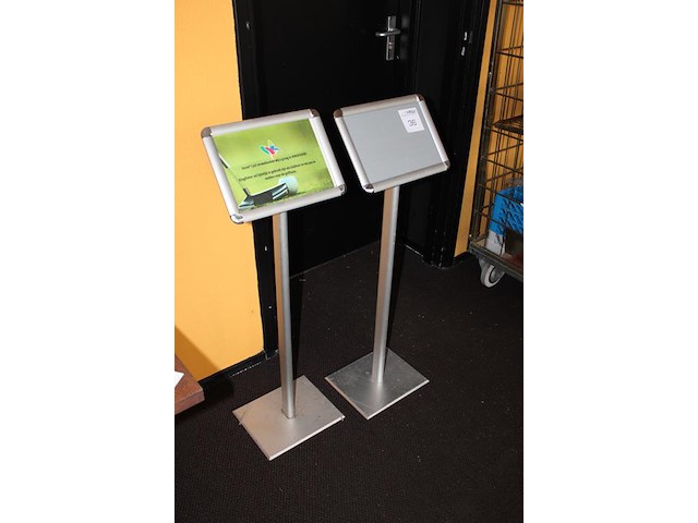 Twee wegwijsborden met afmeting 33 x 24 x 100 cm. - afbeelding 2 van  3