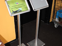 Twee wegwijsborden met afmeting 33 x 24 x 100 cm. - afbeelding 2 van  3