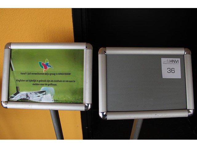 Twee wegwijsborden met afmeting 33 x 24 x 100 cm. - afbeelding 3 van  3