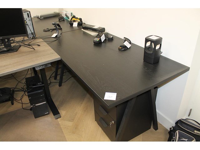 Twee werktafels met 2 verrijdbare ladekasten. totale lengte 320 cm. breedte 80 cm. - afbeelding 1 van  3