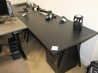 Twee werktafels met 2 verrijdbare ladekasten. totale lengte 320 cm. breedte 80 cm. - afbeelding 1 van  3