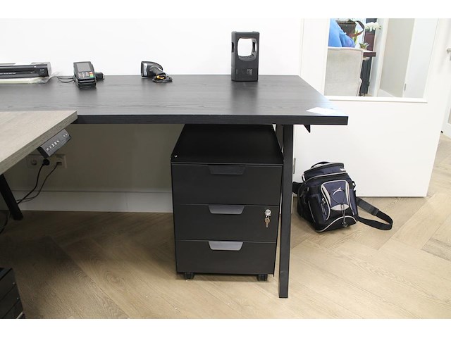 Twee werktafels met 2 verrijdbare ladekasten. totale lengte 320 cm. breedte 80 cm. - afbeelding 2 van  3
