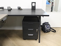 Twee werktafels met 2 verrijdbare ladekasten. totale lengte 320 cm. breedte 80 cm. - afbeelding 2 van  3