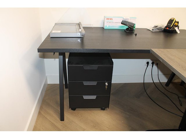 Twee werktafels met 2 verrijdbare ladekasten. totale lengte 320 cm. breedte 80 cm. - afbeelding 3 van  3