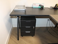 Twee werktafels met 2 verrijdbare ladekasten. totale lengte 320 cm. breedte 80 cm. - afbeelding 3 van  3