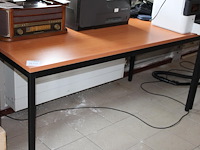 Twee werktafels met houtenblad. afmeting. 160 x 80 x 75 cm. - afbeelding 1 van  1