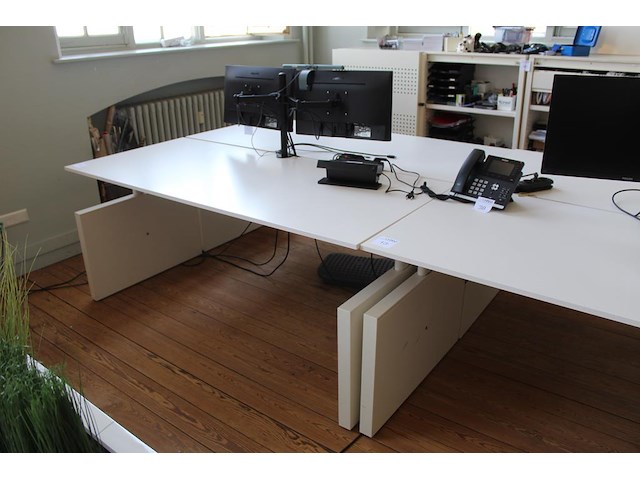 Twee witte werktafels in hoogte verstelbaar. afmeting per tafel 180 x 80 cm. - afbeelding 1 van  3