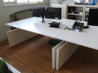 Twee witte werktafels in hoogte verstelbaar. afmeting per tafel 180 x 80 cm.