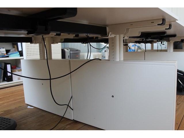 Twee witte werktafels in hoogte verstelbaar. afmeting per tafel 180 x 80 cm. - afbeelding 2 van  3