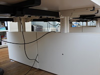 Twee witte werktafels in hoogte verstelbaar. afmeting per tafel 180 x 80 cm. - afbeelding 2 van  3