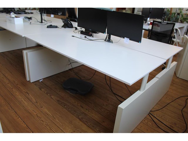 Twee witte werktafels in hoogte verstelbaar. afmeting per tafel 180 x 80 cm. - afbeelding 3 van  3