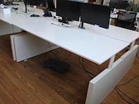Twee witte werktafels in hoogte verstelbaar. afmeting per tafel 180 x 80 cm. - afbeelding 3 van  3