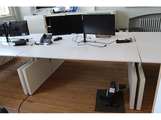 Twee witte werktafels in hoogte verstelbaar. afmeting per tafel 180 x 80 cm. - afbeelding 1 van  3