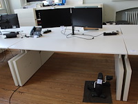 Twee witte werktafels in hoogte verstelbaar. afmeting per tafel 180 x 80 cm.