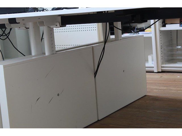 Twee witte werktafels in hoogte verstelbaar. afmeting per tafel 180 x 80 cm. - afbeelding 2 van  3