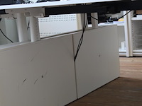 Twee witte werktafels in hoogte verstelbaar. afmeting per tafel 180 x 80 cm. - afbeelding 2 van  3