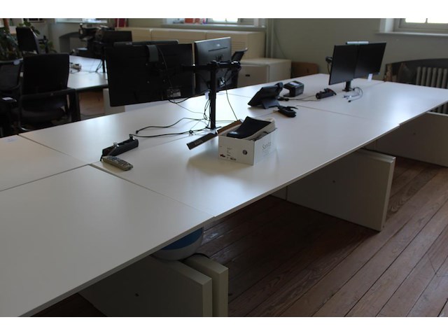 Twee witte werktafels in hoogte verstelbaar. afmeting per tafel 180 x 80 cm. - afbeelding 3 van  3