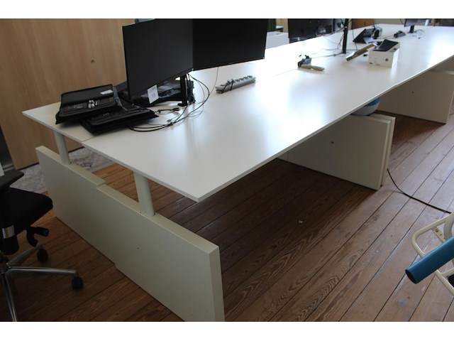 Twee witte werktafels in hoogte verstelbaar. afmeting per tafel 180 x 80 cm. - afbeelding 1 van  3