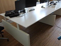 Twee witte werktafels in hoogte verstelbaar. afmeting per tafel 180 x 80 cm.