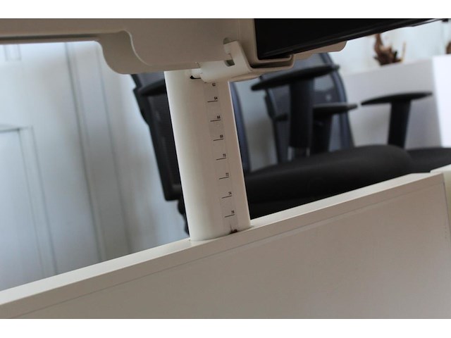 Twee witte werktafels in hoogte verstelbaar. afmeting per tafel 180 x 80 cm. - afbeelding 2 van  3