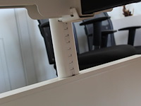 Twee witte werktafels in hoogte verstelbaar. afmeting per tafel 180 x 80 cm. - afbeelding 2 van  3