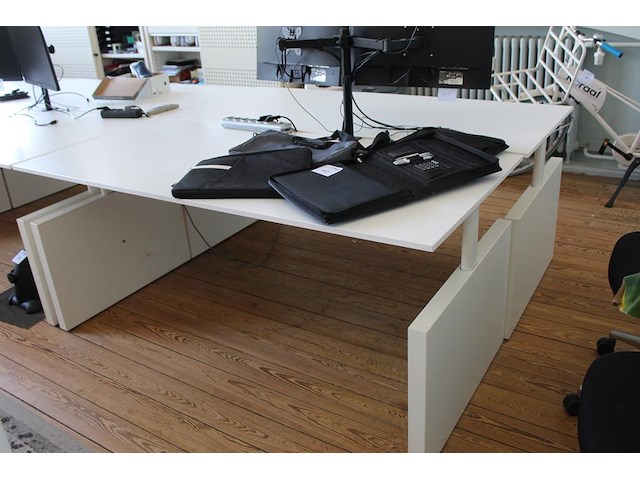 Twee witte werktafels in hoogte verstelbaar. afmeting per tafel 180 x 80 cm. - afbeelding 3 van  3