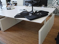 Twee witte werktafels in hoogte verstelbaar. afmeting per tafel 180 x 80 cm. - afbeelding 3 van  3