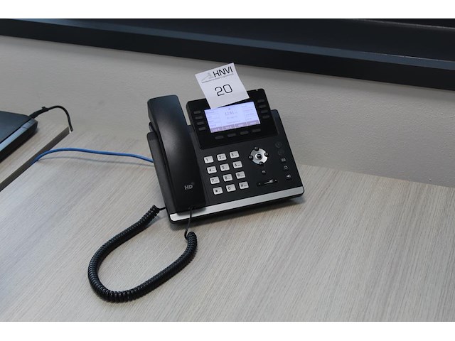 Twee yealink telefoontoestellen - afbeelding 1 van  2