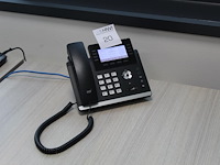 Twee yealink telefoontoestellen - afbeelding 1 van  2