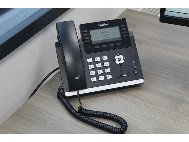 Twee yealink telefoontoestellen - afbeelding 2 van  2