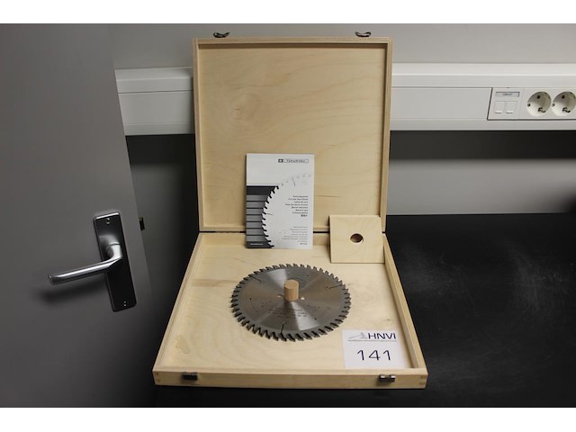 Twee zaagbladen pm 160 x 2.2/1.6 x 20 in houten kist. - afbeelding 1 van  2