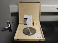 Twee zaagbladen pm 160 x 2.2/1.6 x 20 in houten kist. - afbeelding 1 van  2