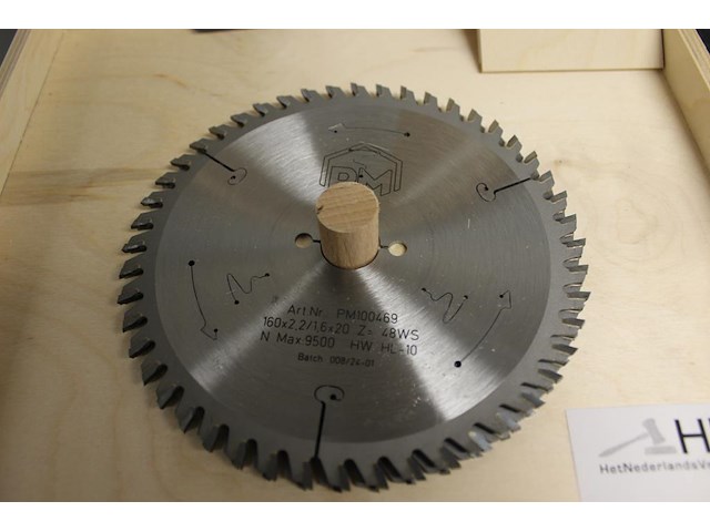 Twee zaagbladen pm 160 x 2.2/1.6 x 20 in houten kist. - afbeelding 2 van  2