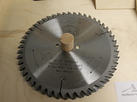 Twee zaagbladen pm 160 x 2.2/1.6 x 20 in houten kist. - afbeelding 2 van  2