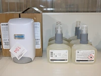 Twee zeepdispencer ecolab met drie spirigel en drie zeep