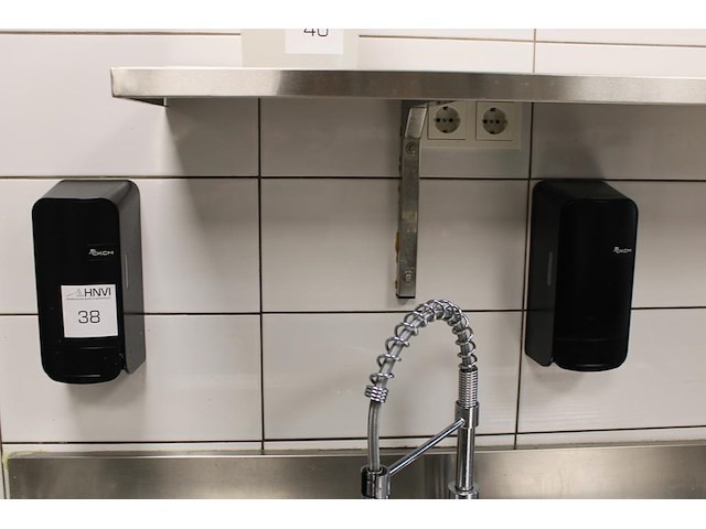 Twee zeepdispensers ckcm. - afbeelding 1 van  3