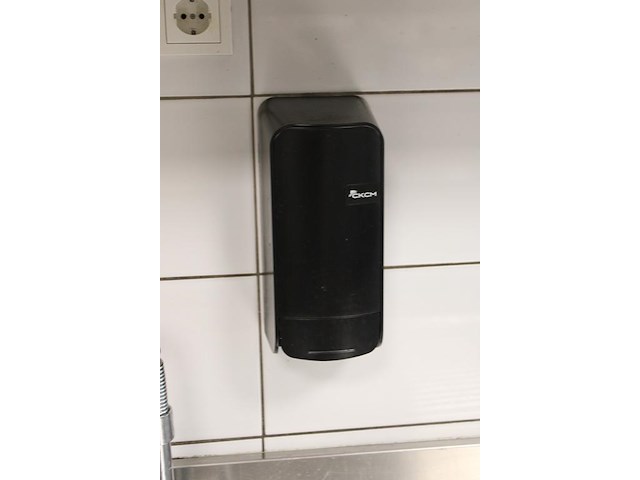 Twee zeepdispensers ckcm. - afbeelding 3 van  3
