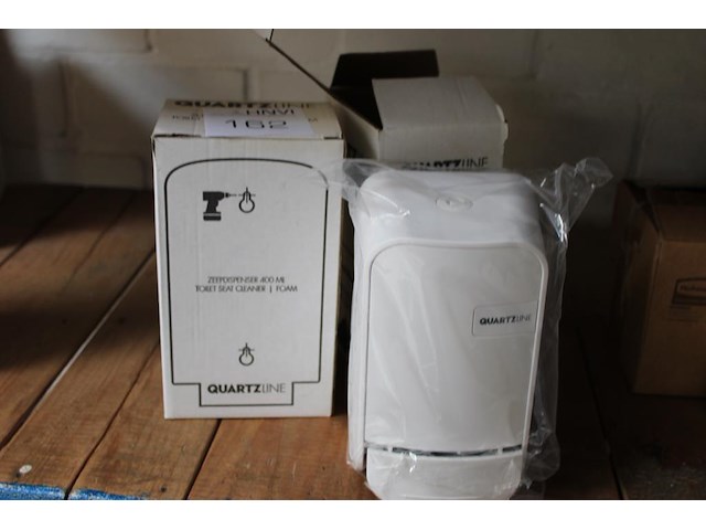 Twee zeepdispensers quartzline. - afbeelding 1 van  2