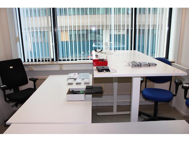Twee zit/sta bureaus, afm. 160 x 80 x max hoogte 119 cm. - afbeelding 1 van  3