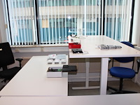 Twee zit/sta bureaus, afm. 160 x 80 x max hoogte 119 cm. - afbeelding 1 van  3