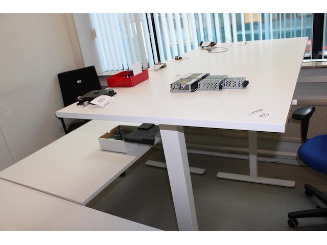 Twee zit/sta bureaus, afm. 160 x 80 x max hoogte 119 cm. - afbeelding 2 van  3