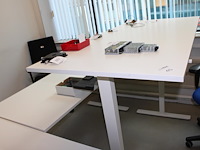 Twee zit/sta bureaus, afm. 160 x 80 x max hoogte 119 cm. - afbeelding 2 van  3