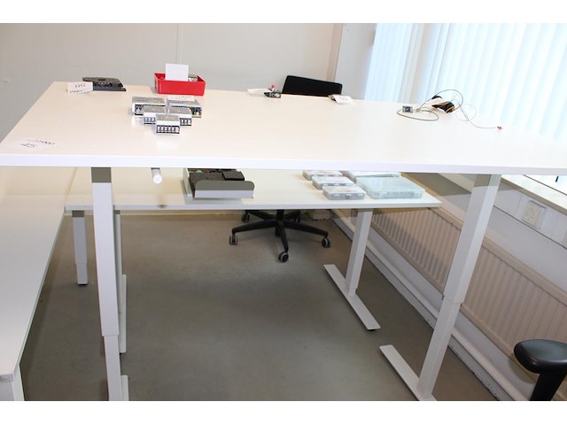 Twee zit/sta bureaus, afm. 160 x 80 x max hoogte 119 cm. - afbeelding 3 van  3