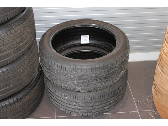 Twee zomerbanden continental ecocontact 6 met maatvoering 225/45 r18 w. profieldiepte circa 4,5 mm. - afbeelding 1 van  2