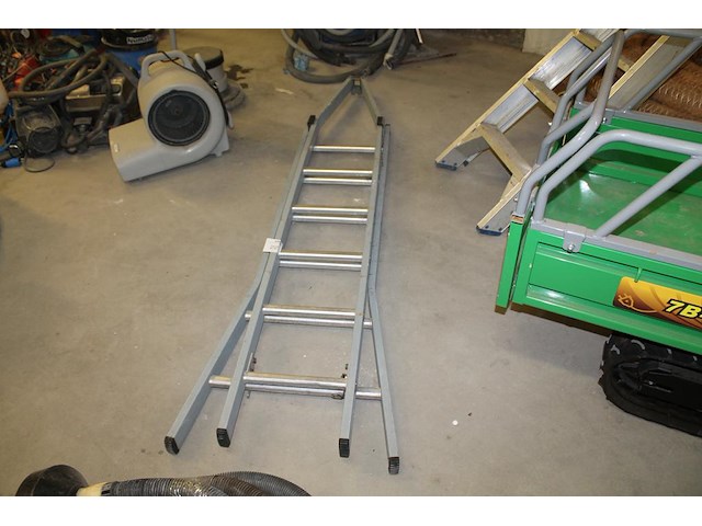 Tweedelige gevel/puntladder dirks dgp 0056 met 2 x 6 treden. - afbeelding 1 van  2