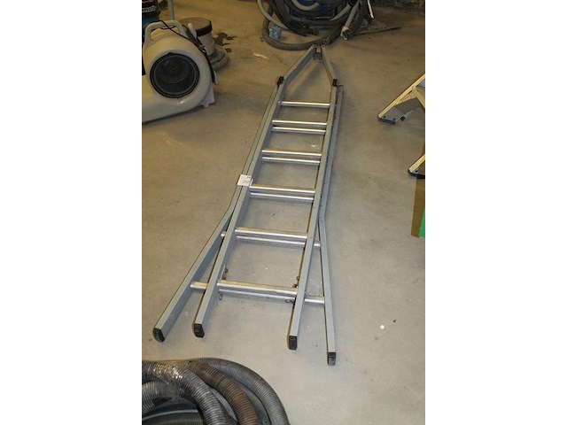 Tweedelige gevel/puntladder dirks dgp 0056 met 2 x 6 treden. - afbeelding 2 van  2